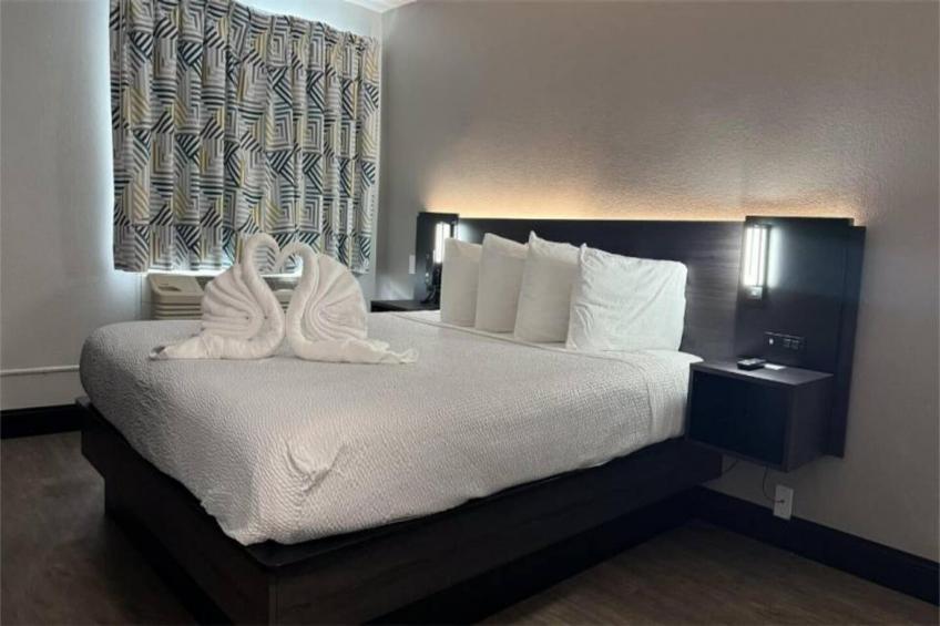 1 King Bed  Mobility Accessible RI Shower Nsmk - foto 10