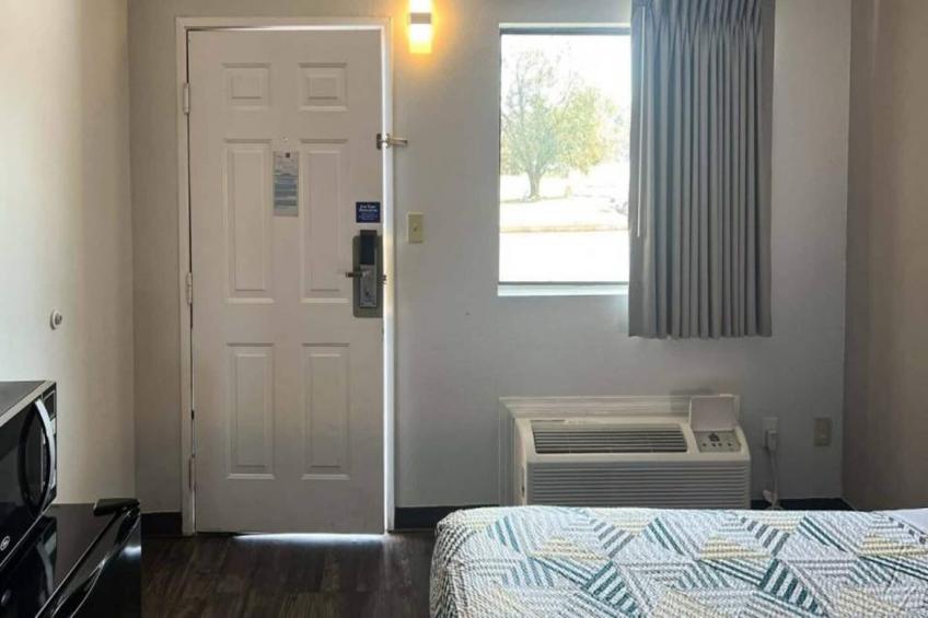 1 King Bed  Non-Smoking Micfridge - foto 5