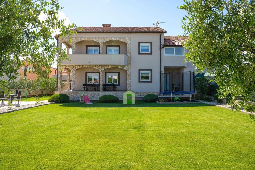 Schöne Villa in ruhiger Stadt mit Pool und BBQ - foto 29