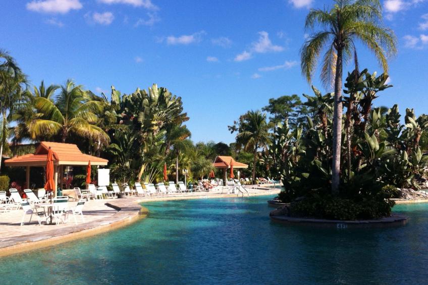 mit großzügigem Swimmingpool