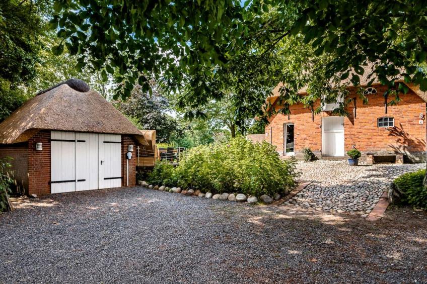 Reetdachhaus inmitten von Wiesen und Feldern - foto 5