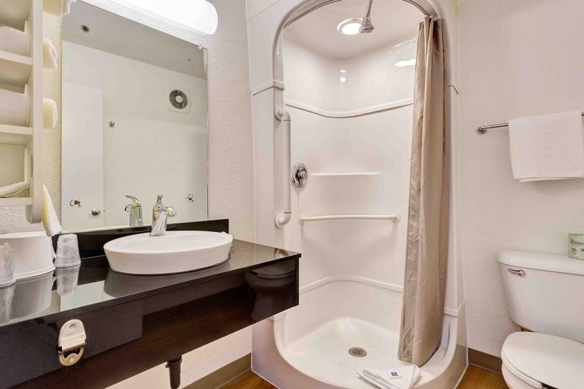 1 Queen Bed  Non-Smoking Micfridge - foto 17