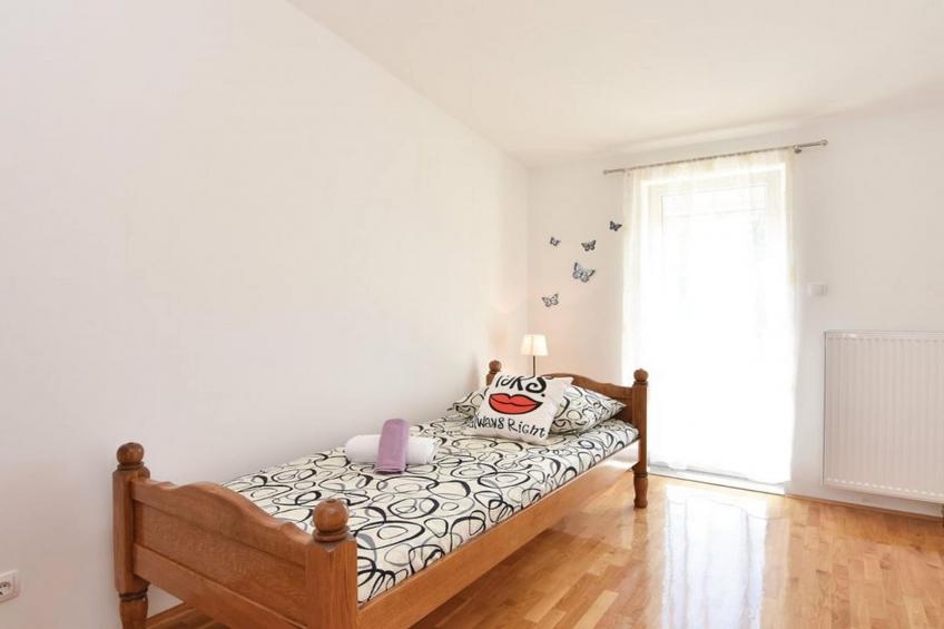 Serene Villa with Pool, BBQ, and Authentic Tavern Surrounded by Nature - Five Bedroom Holiday Home - foto 9