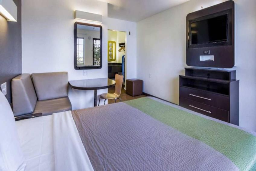 1 King Bed  Non-Smoking Kitchen - foto 4