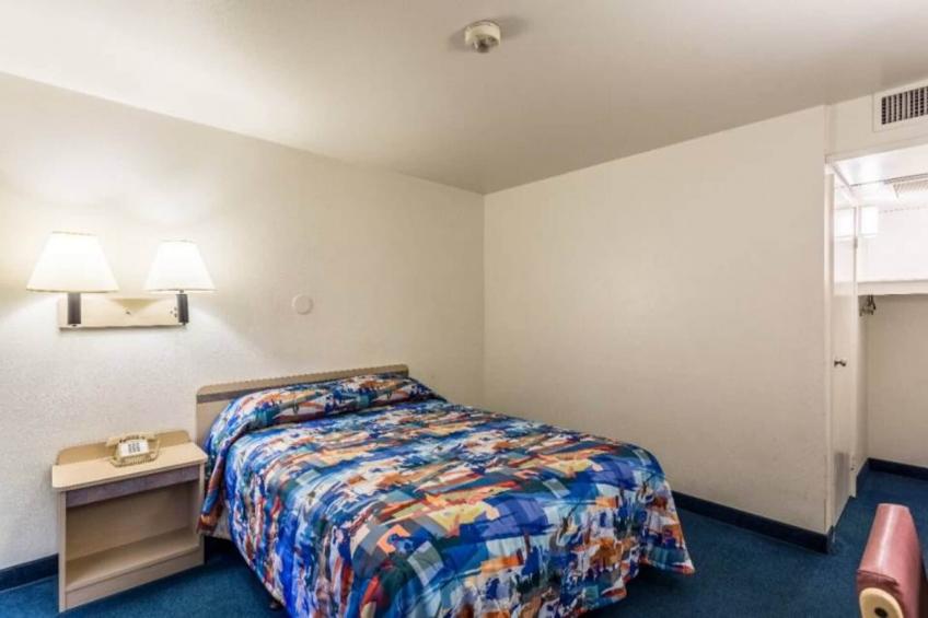 1 Queen Bed  Non-Smoking Micfridge