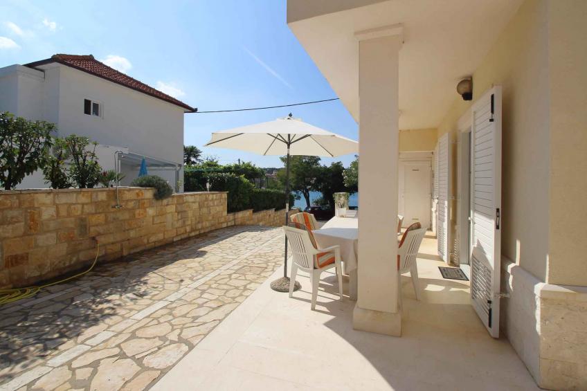 Holiday apartment with air conditioning only 10 meters from the Adriatic - BF-TBJ6