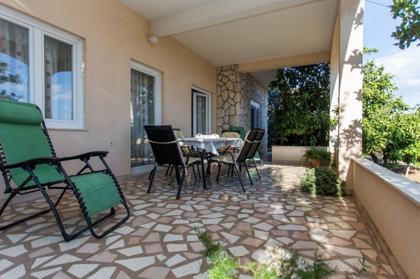 Strandnahe Ferienwohnung Jure mit großer Terrasse