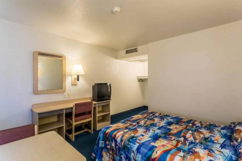 1 Queen Bed  Mob Acc RI Shwr Nsmk Micfridg - foto 16