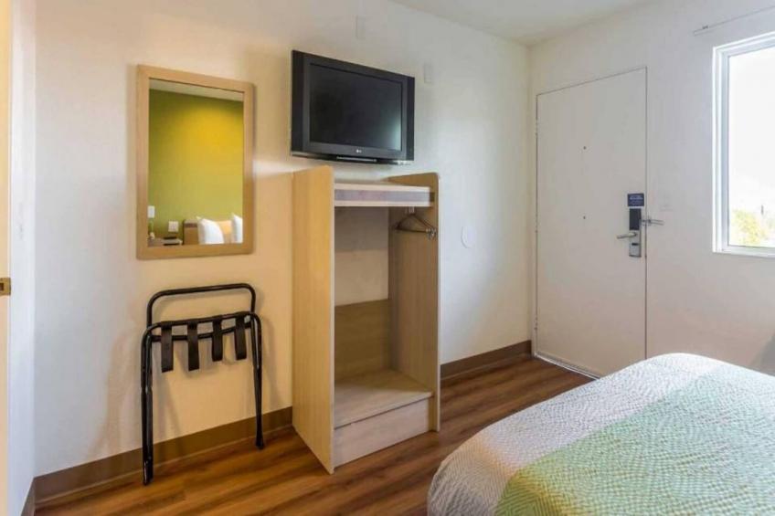 1 QUEEN BED  SMOKING - foto 7