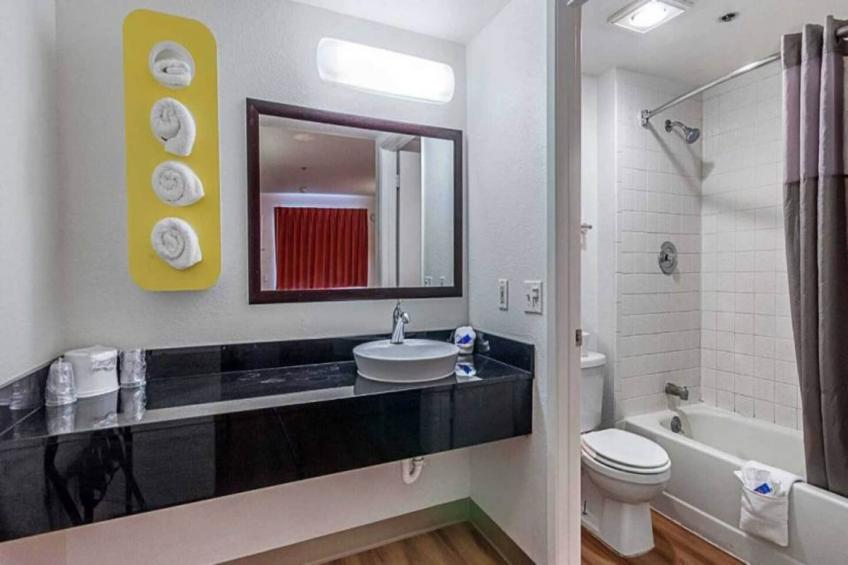 1 King Bed  Mobil Access Tub Nsmk Micfridg - foto 18