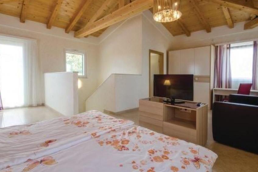 mit Pool, Whirlpool, Terrasse und Garten - foto 23