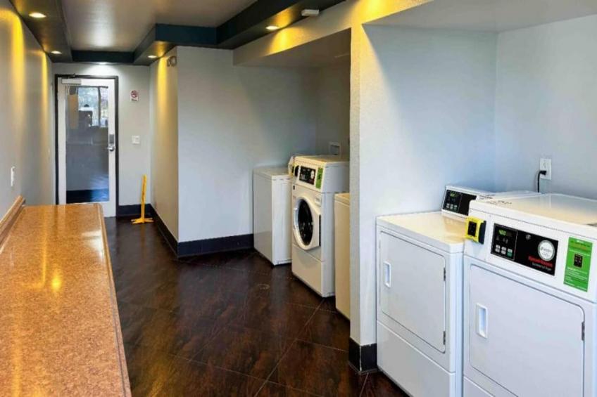 1 King Bed  Non-Smoking Micfridge - foto 32