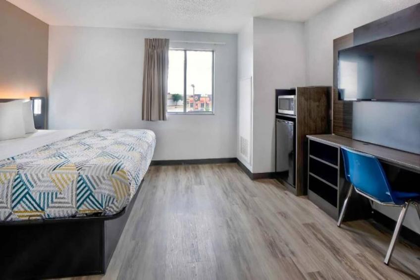 1 King Bed  Non-Smoking - foto 10