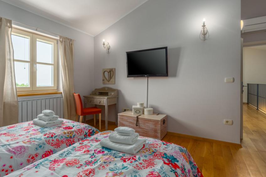 Villa mit Pool, Garten und Sommerküche - foto 46