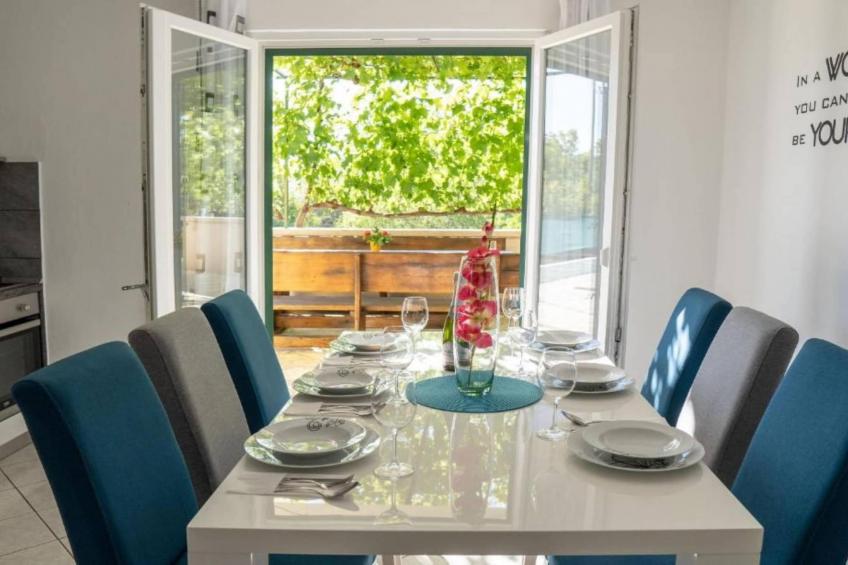 Tranquil Oasis Holiday Home Primorski Dolac with Pool - Three Bedroom Holiday Home with Pool - foto 5