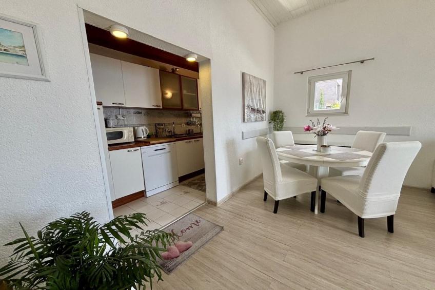Indy's Beach Apartments -Two Bedroom Apartment with Balcony and Sea View - foto 27
