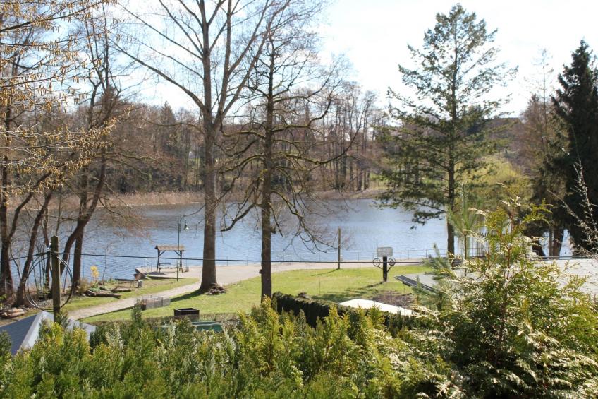 in Süd-Waldhanglage mit tollem Seeblick