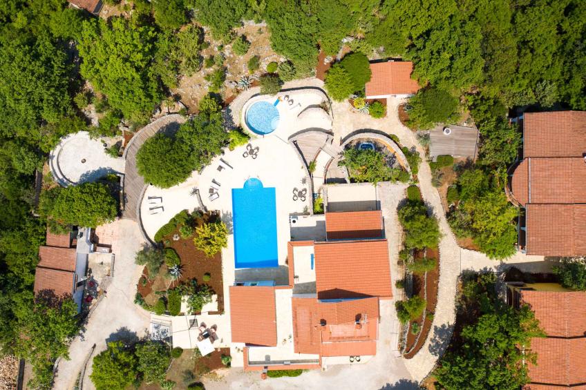 Vakantiewoning Lotus Resort met zwembaden en tuinen, evenals een kinderspeelplaats en parkeerplaats omgeven door groen en bos - BF-W48Z7