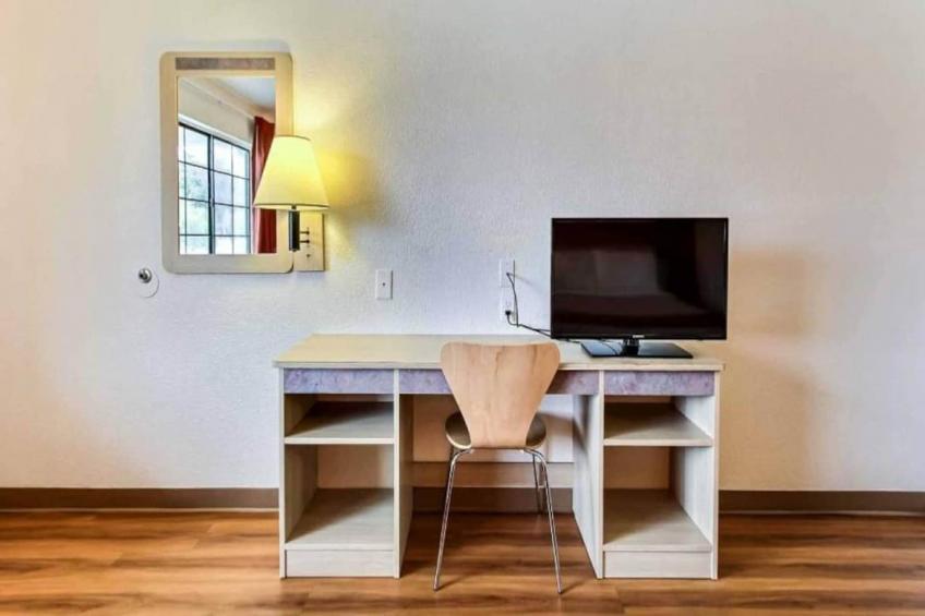 1 Queen Bed  Mini Fridge - foto 30