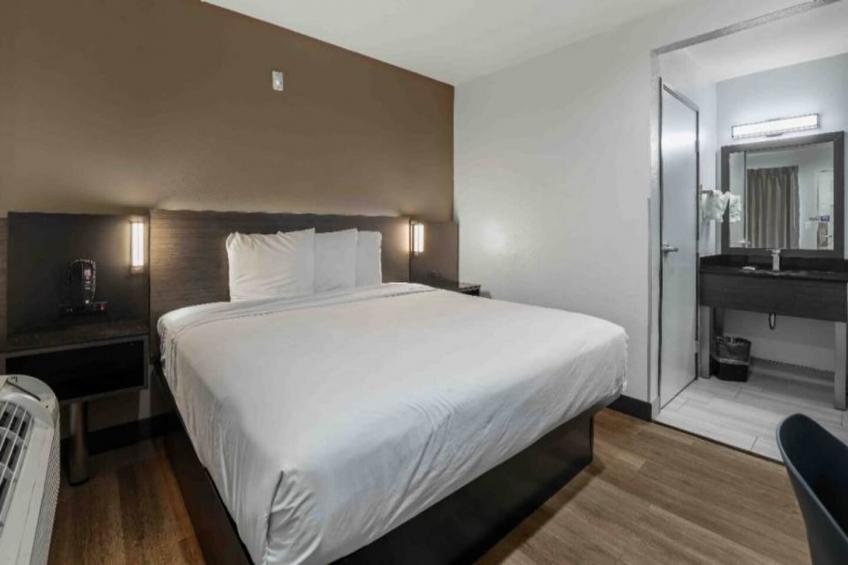 1 Queen Bed  Mini Fridge - foto 6