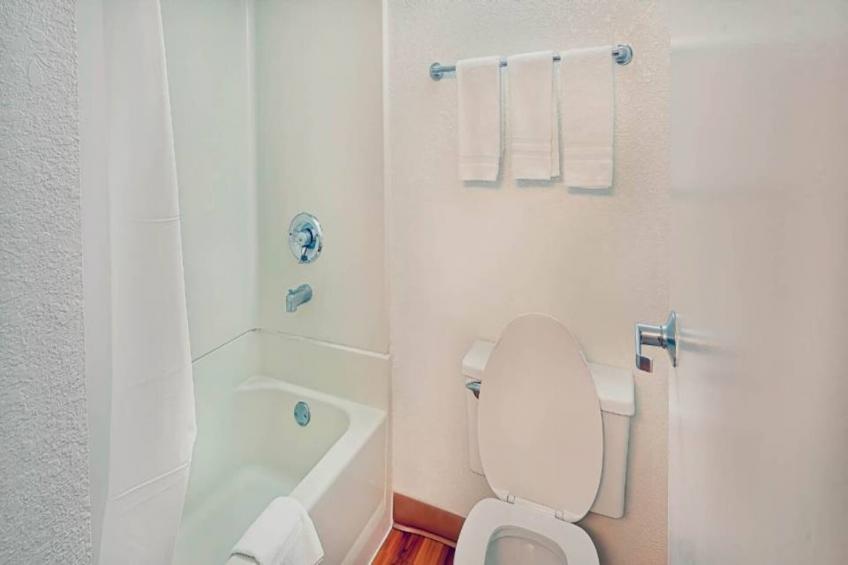 2 Queen Beds  Hearing Accessible Mini Fridge - foto 11