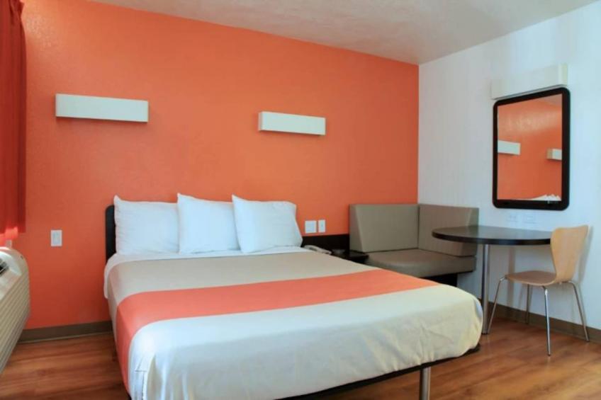 1 Full Bed  ADA/Tub/Micfridge - foto 4