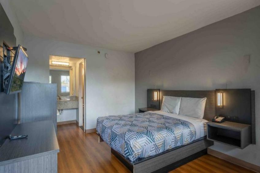 1 Queen Bed  Smoking - foto 12