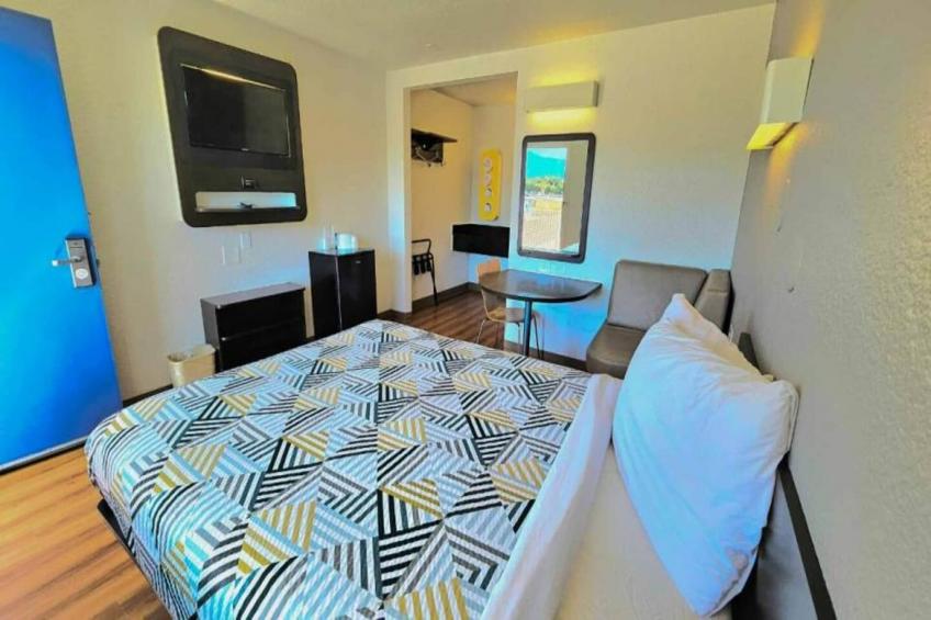 1 Full Bed  ADA/RI Shower - foto 8