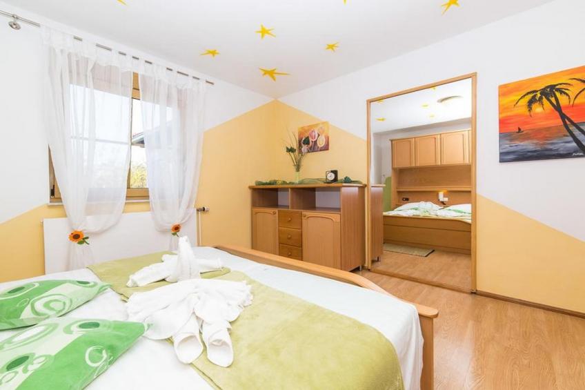 Spacious Holiday Home with Pool and Hot Tub in Kastel Stari - Four Bedroom Holiday Home with Pool - foto 9