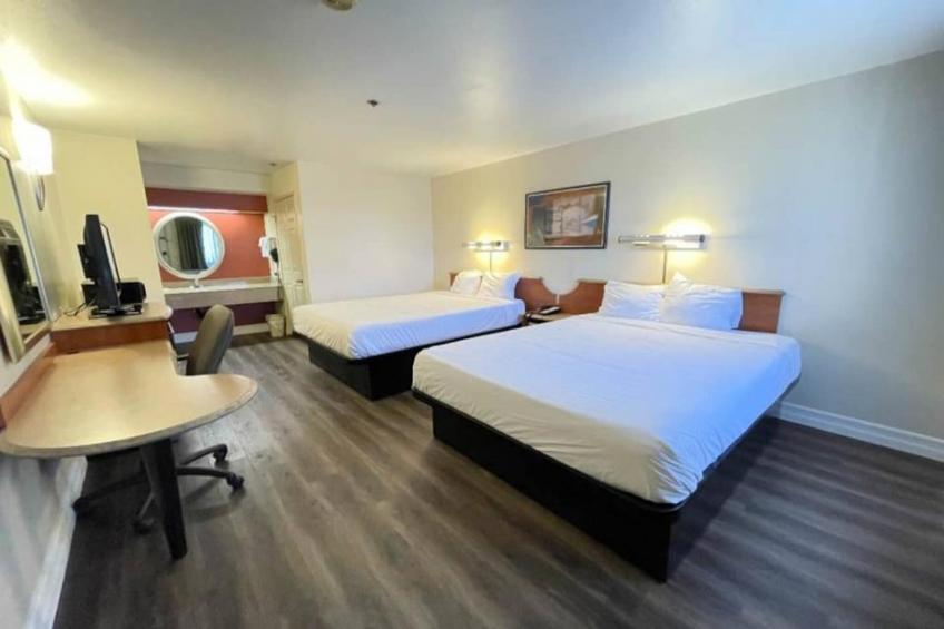 2 Queen Beds  Non-Smoking Micfridge - foto 8