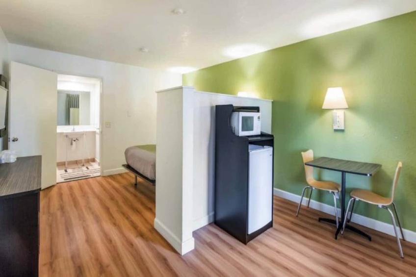 1 Queen Bed  Non-Smoking Kitchen - foto 15