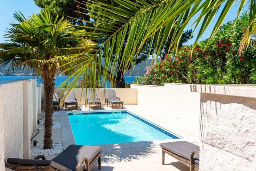 Suartini Viganj mit einem Pool