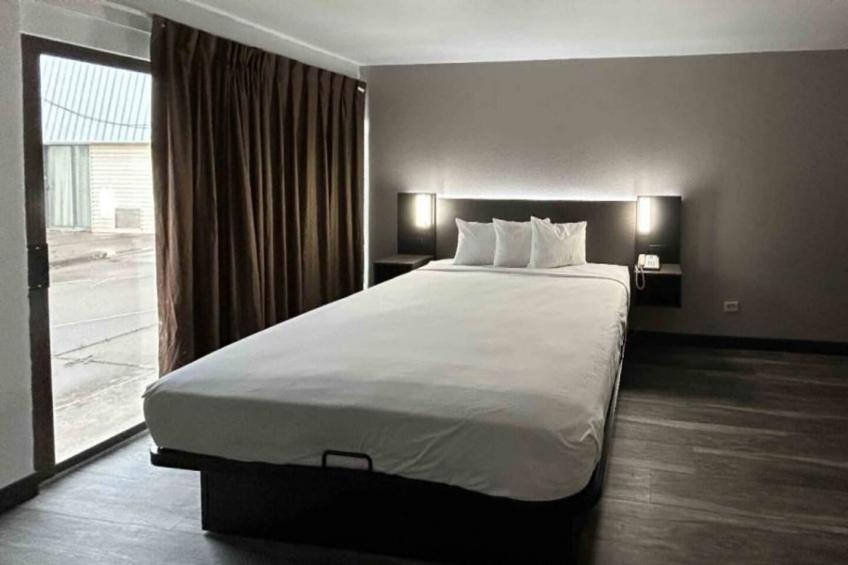 1 King Bed  Non-Smoking Kitchen - foto 4