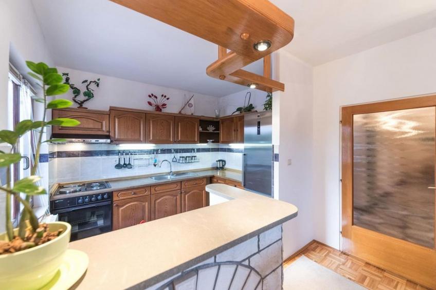 Relaxing Holiday Home with Pool, Fitness Area, and Entertainment Facilities - Six Bedroom Holiday Home - foto 14