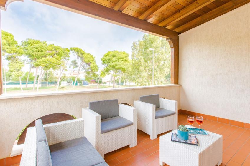 Flacher Rasen rechts