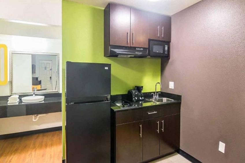 1 King Bed  Non-Smoking Kitchen - foto 7