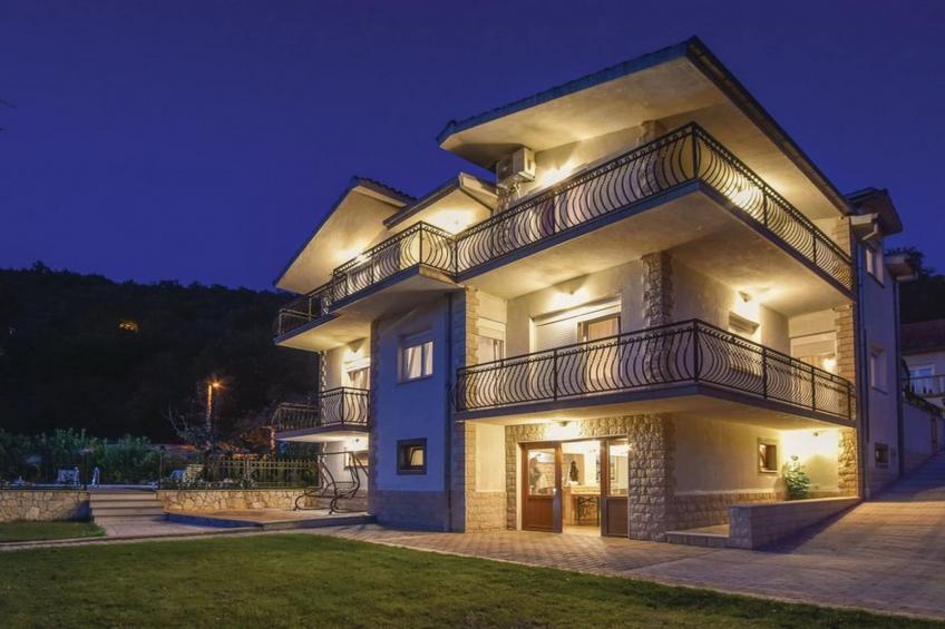 Serene Villa with Pool, BBQ, and Authentic Tavern Surrounded by Nature - Five Bedroom Holiday Home - foto 19