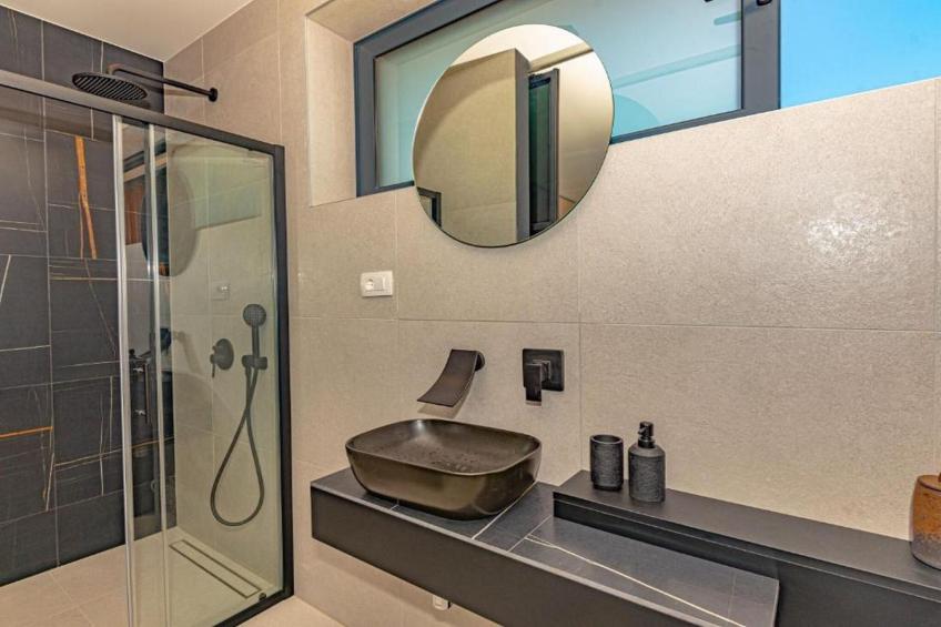 Luxury Contemporary Villa in Vodice with Pool, Sauna and Hot Tub - Four Bedroom Villa with pool - foto 27