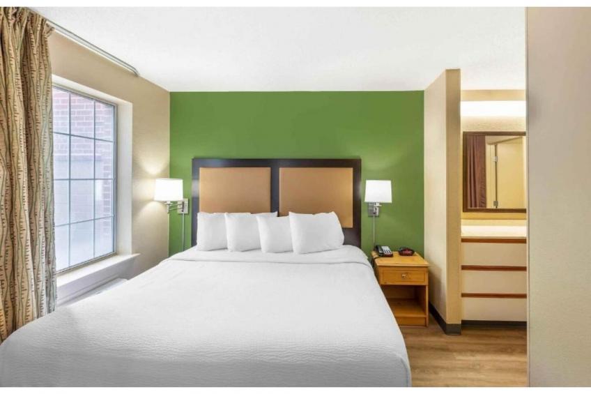 1 Queen Bed  Non-Smoking Kitchen - foto 13
