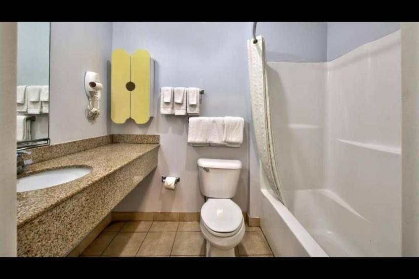 Queen Bed Accessible with Kitchenette Non-Smoking - foto 32