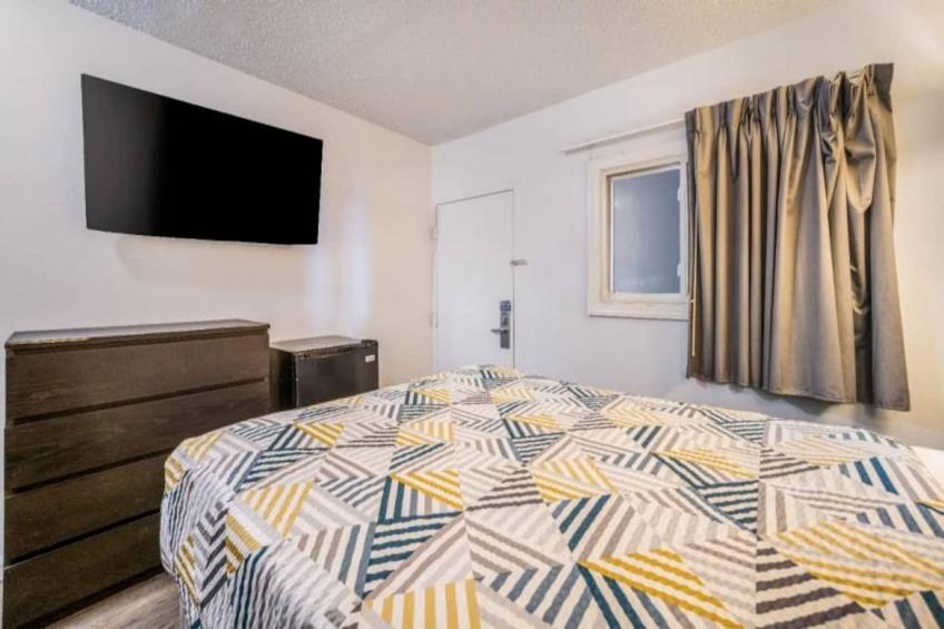 1 Queen Bed  Mini Fridge - foto 25