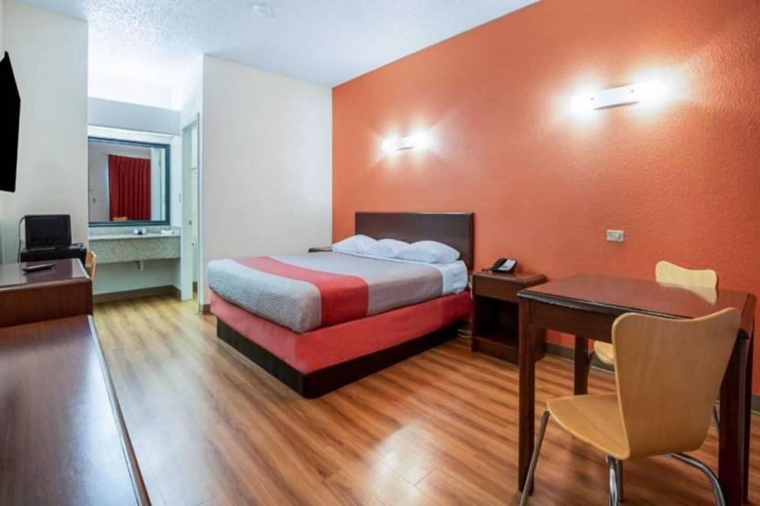 1 King Bed  Non-Smoking Sofa-Bed - foto 8