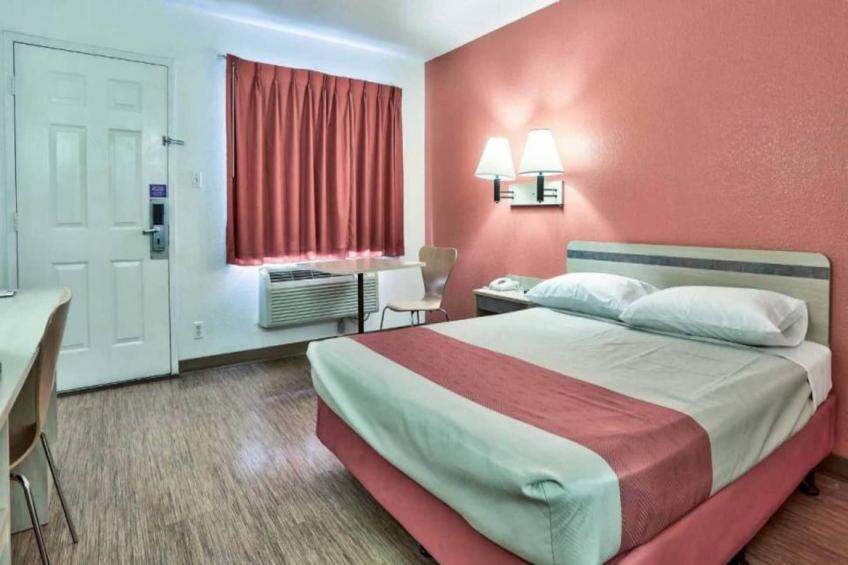 1 Queen Bed  Micfridge - foto 8