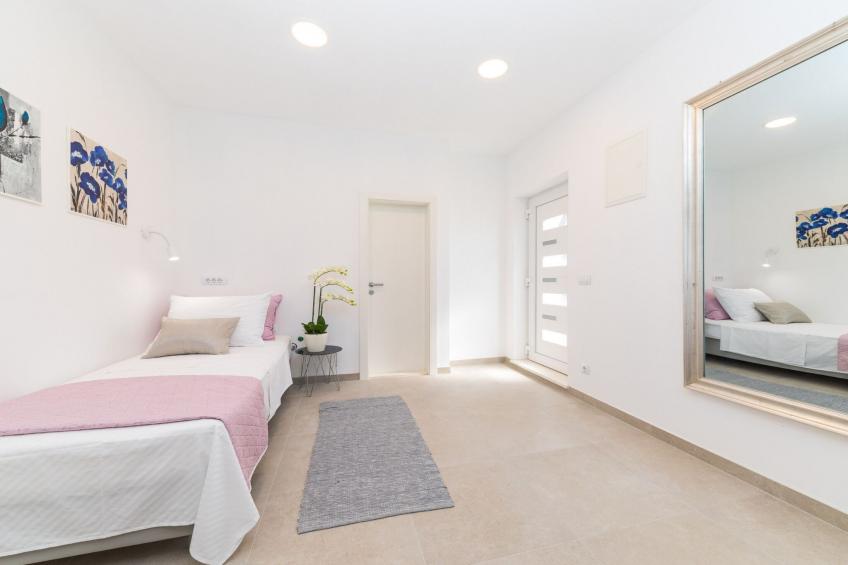 Scenic Elegant Trogir Villa with Pool - Five Bedroom Villa - foto 37