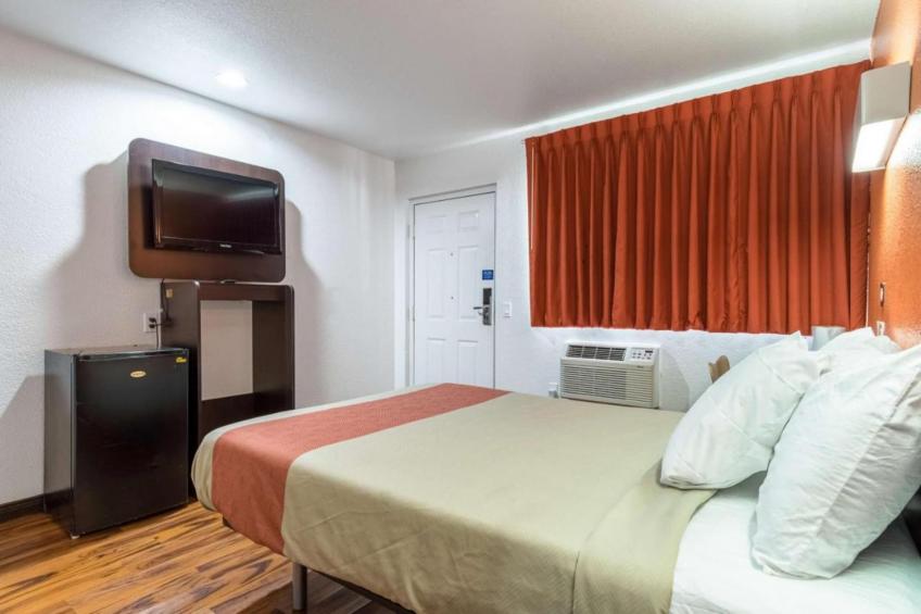 1 QUEEN BED  NON-SMOKING MINI FRIDGE - foto 13