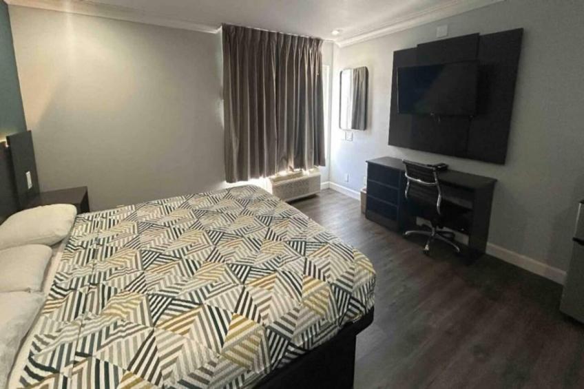 1 King Bed  Non-Smoking Micfridge - foto 6
