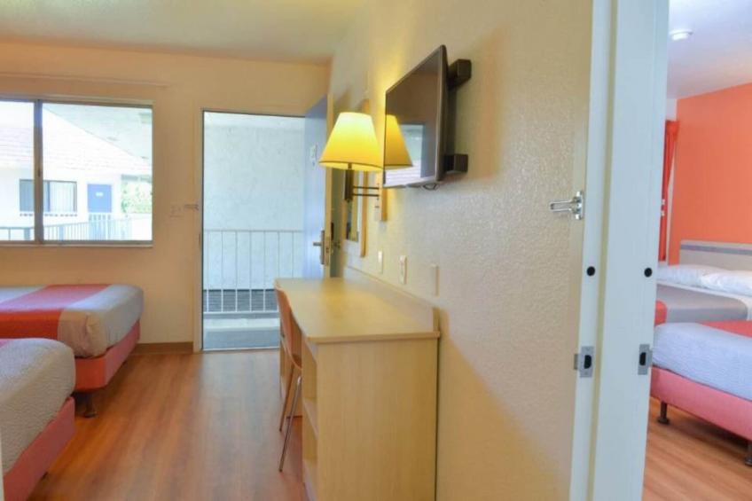 2 Full Beds  Mini Fridge - foto 4
