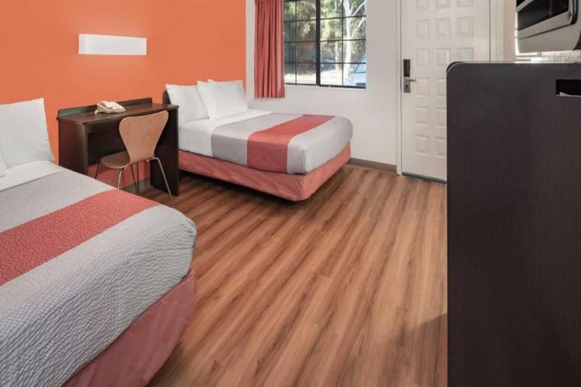 2 Full Beds  ADA/Tub/Mini Fridge - foto 8
