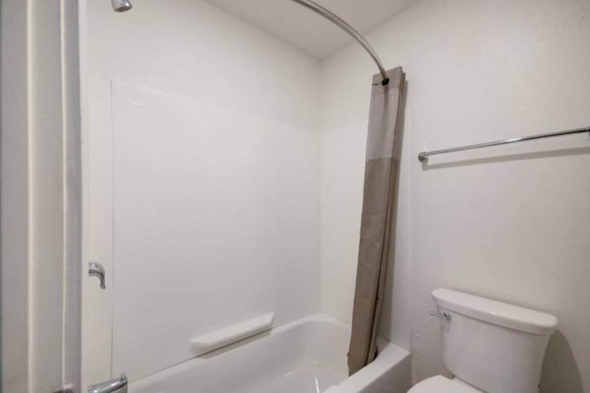 1 Queen Bed  Non-Smoking Micfridge - foto 16