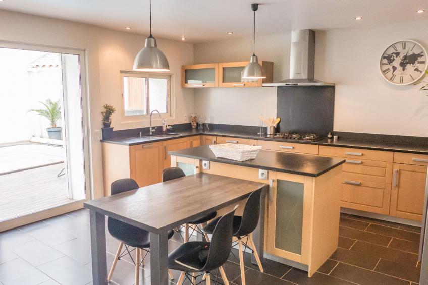 Schönes Haus in einem gemütlichen Dorf, durch das der Kanal verläuft - foto 10